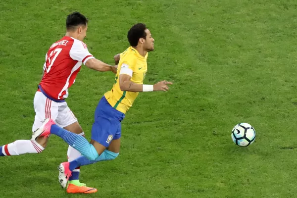 Brasil le ganó a Paraguay y acrecentó su ventaja en la cima