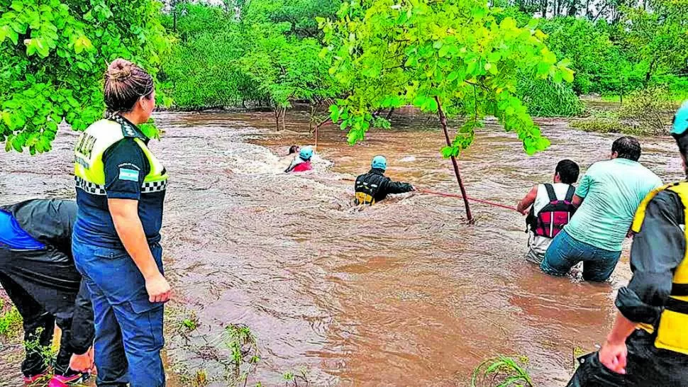 BOMBEROS EN ACCIÓN. Efectivos de Concepción, Aguilares, Alberdi y La Cocha se unieron para rescatar a los pobladores que habían quedado a merced de la inundación en Graneros. Fotos enviadas a LA GACETA en whatsapp. 