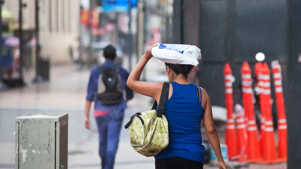 A SALIR PREVENIDO. El pronóstico anuncia nuevas tormentas para todo el territorio provincial. ARCHIVO LA GACETA / FOTO DE INÉS QUINTEROS ORIO