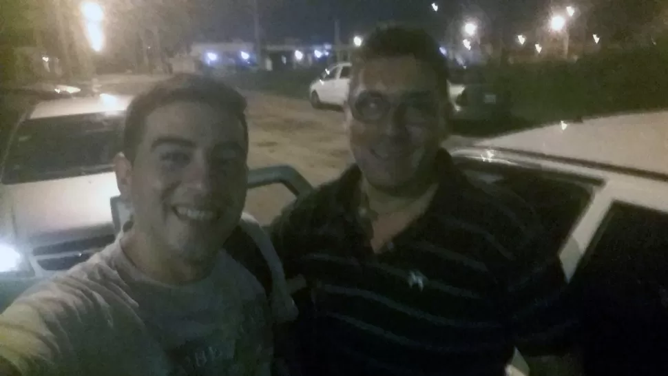 FACUNDO Y ESTEBAN. El joven compartió la imagen en Facebook para agradecerle al chofer. GENTILEZA DE FACUNDO FLORES.