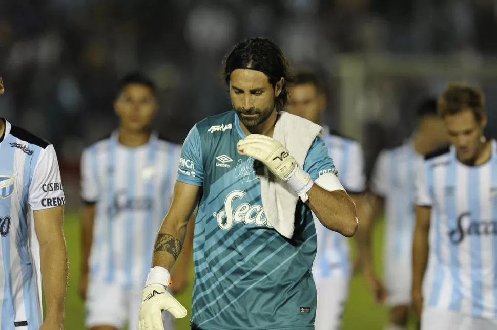 NADA FELIZ. Lucchetti se retiró molesto de cancha de Temperley tras el 2-2 final. la gaceta / foto de franco vera