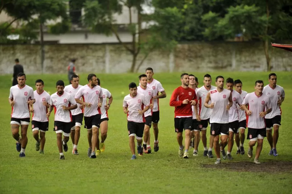 AL TROTE. Luego de la charla, el plantel realizó ejercicios físicos bajo la supervisión del profesor Diego Riberi. Por la tarde, los jugadores trabajaron en el gimnasio del complejo “Natalio Mirkin”. la gaceta / foto de inés quinteros orio 