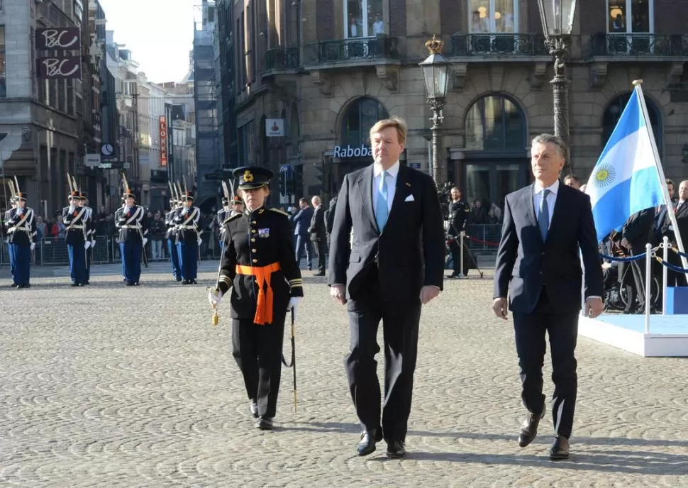 BIENVENIDA OFICIAL. El rey Guillermo acompañó al presidente del país. dyn