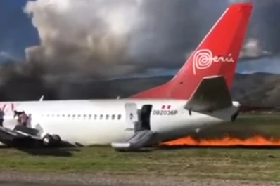 Video: un avión se incendió segundos después de aterrizar en Perú