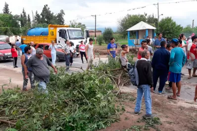 Damnificados de La Invernada cortaron la ruta 38: están sin luz ni agua hace 48 horas