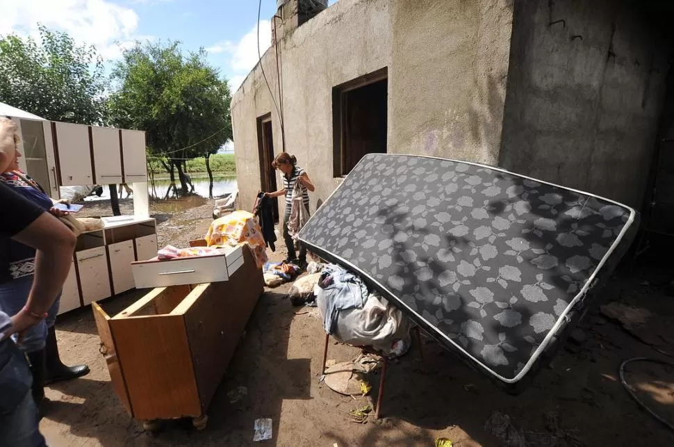 EN MEDIO DEL DESASTRE. Este es el panorama que encontró María Aguirre cuando regresó a su casa. Era una de las pasajeras en el bote que zozobró. LA GACETA / FOTOS DE OSVALDO RIPOLL.-