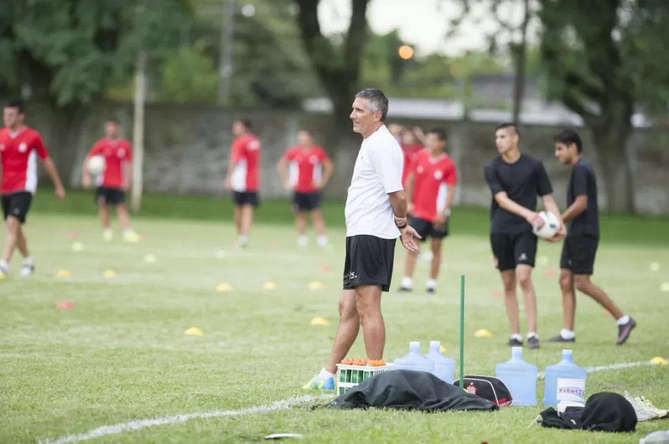 NO PIERDE LA TRANQUILIDAD. A pesar de que San Martín fue derrotado en sus últimas tres presentaciones, el entrenador Diego Cagna confía en que el domingo comenzará la recuperación futbolística. la gaceta / foto de Adrián Lugones