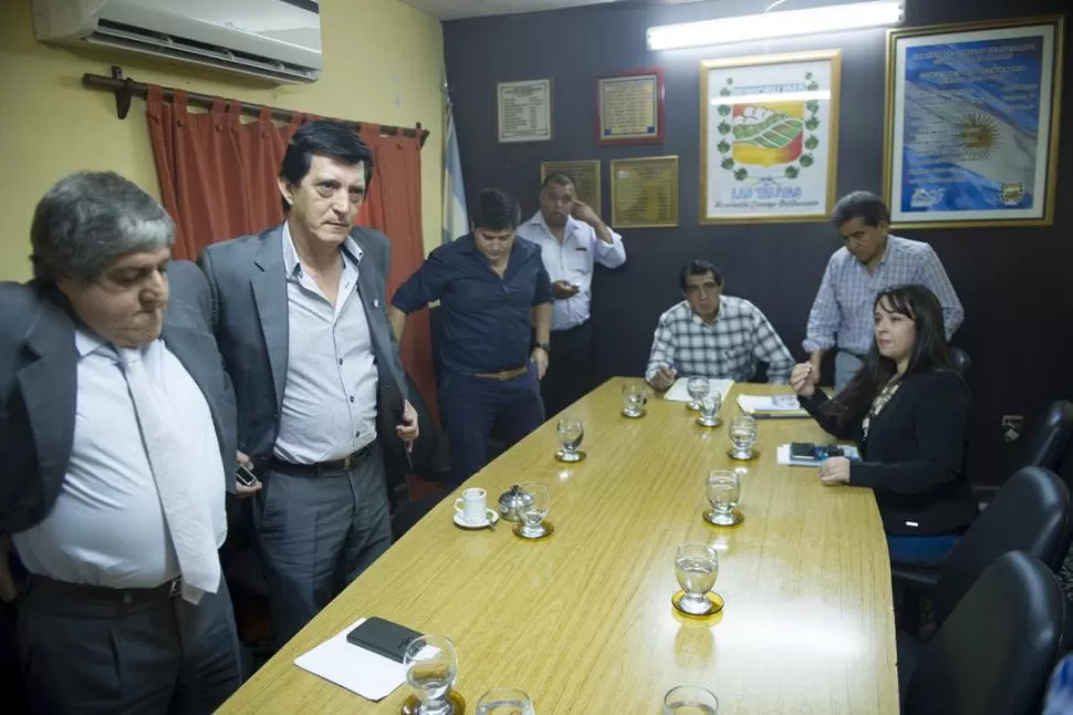 LEVANTADA. Cinco concejales afines al intendente esperaron 45 minutos a la otra mitad del cuerpo. Luego se convocó a otra sesión para mañana.   la gaceta / foto de jorge olmos sgrosso