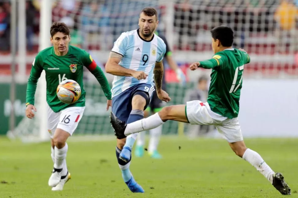 INCIERTO. Así se presenta el futuro de la Selección después de perder ante Bolivia. Pratto sintió la falta de Messi en La Paz. reuters