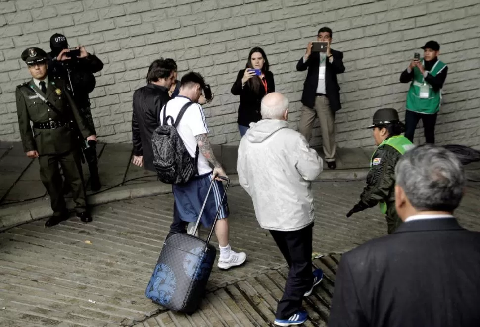 UN TURISTA. La FIFA castigó a Messi con una celeridad que sorprende. Ayer lo dejó fuera del duelo con Bolivia, en La Paz. reuters