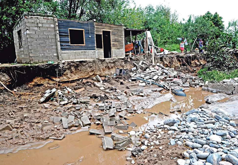 EL CAMINO SE VOLVIÓ ZANJÓN. En La Salvación, un camino vecinal se convirtió en un profundo canal que se llevó, entre otras, la casa de los Albornoz.