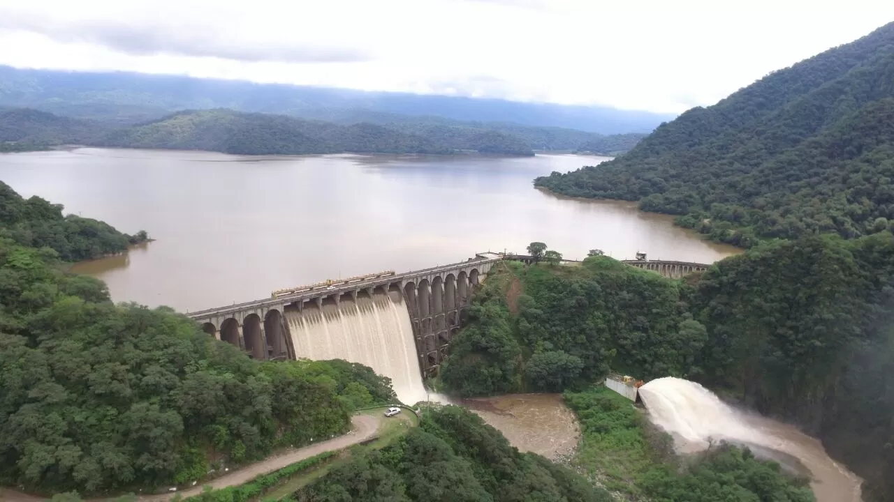 COLMADO. El agua escapa por las compuertas abiertas, por lo que el río Marapa aumentará su caudal en las próximas horas. MARAPA GENTILEZA HÉCTOR GALLO