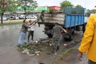 Limpian imbornales para evitar las inundaciones