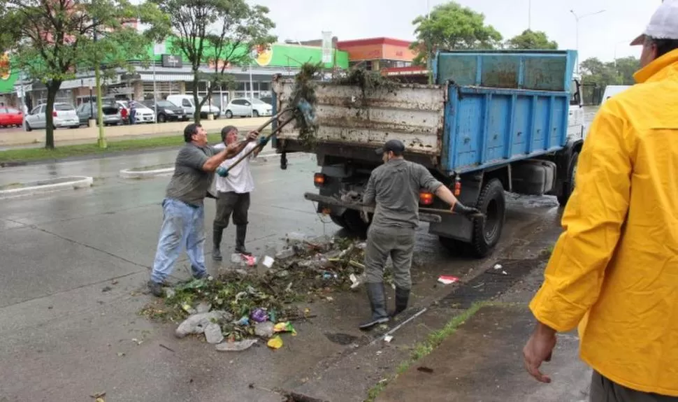 ENFOCADO EN LAS AVENIDAS. Los operarios se centraron allí porque son las zonas que más caudal arrastran. Prensa Municipalidad.-