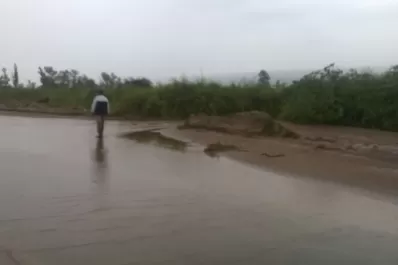 Video: el agua cruzó sobre la ruta 38 en Huasa Pampa Sur