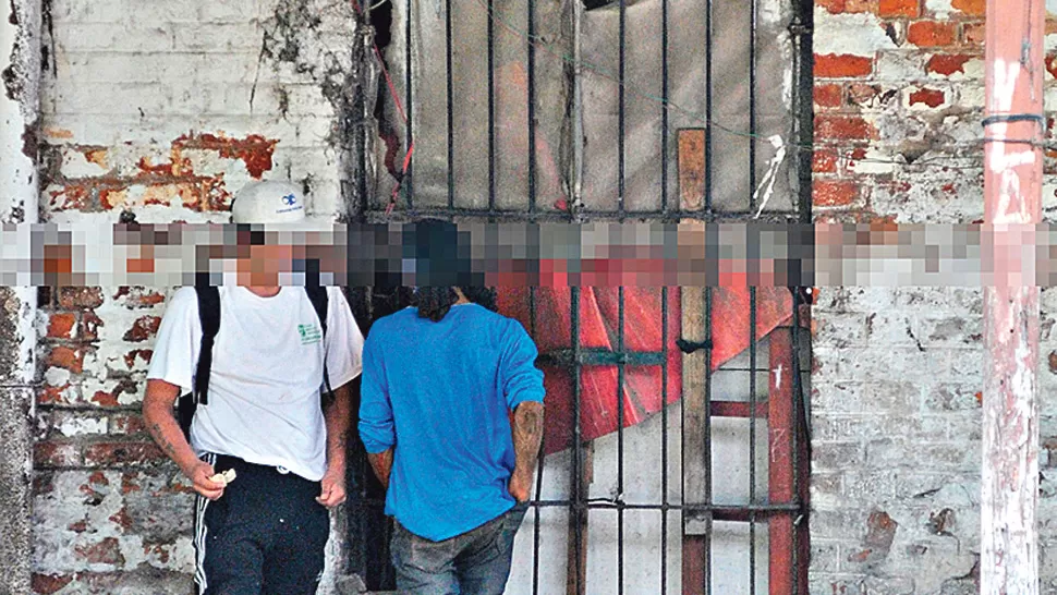 SORPRENDIDOS. Los jóvenes que podrían haber estado comprando droga. FOTO LA GACETA
