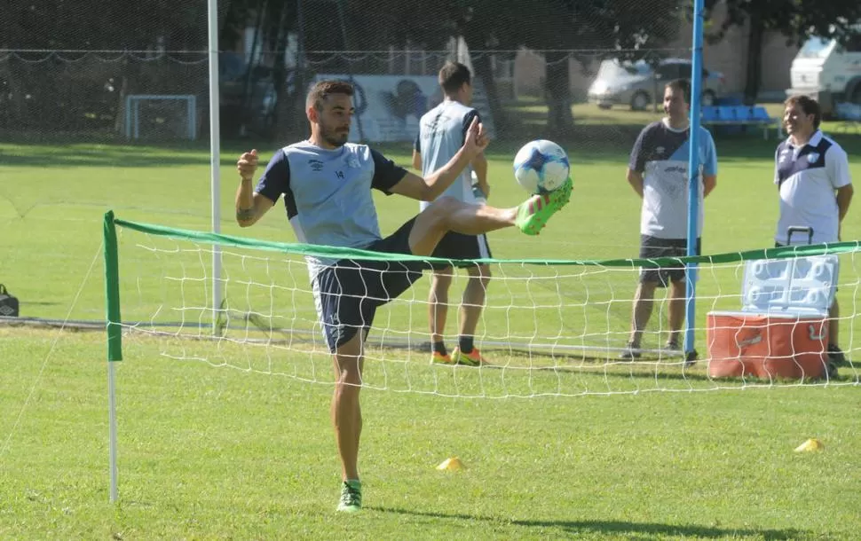 CON SU AMIGA. Molina despunta el vicio del fútbol-tenis con sus compañeros de Atlético, mientras espera sin prisa pero con ansias volver a ser titular en el Monumental. la gaceta / foto de antonio ferroni