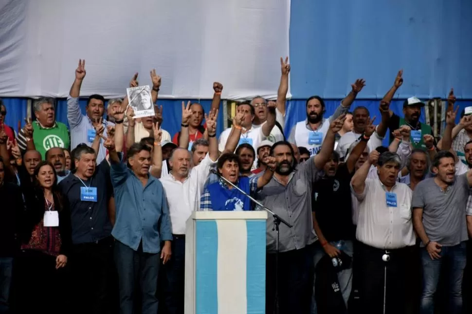 JUNTOS. Dirigentes de diferentes gremios volvieron ayer a la plaza de Mayo. telam