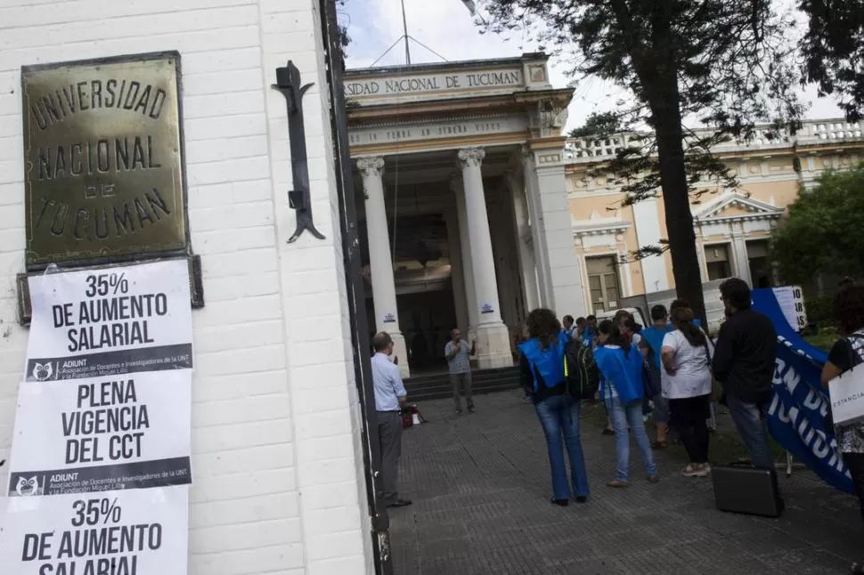 CONTRASTE. La adhesión al paro en la UNT fue alto en la semana, pero pocos docentes fueron ayer al Rectorado. la gaceta / FOTO DE JORGE OLMOS SGROSSO