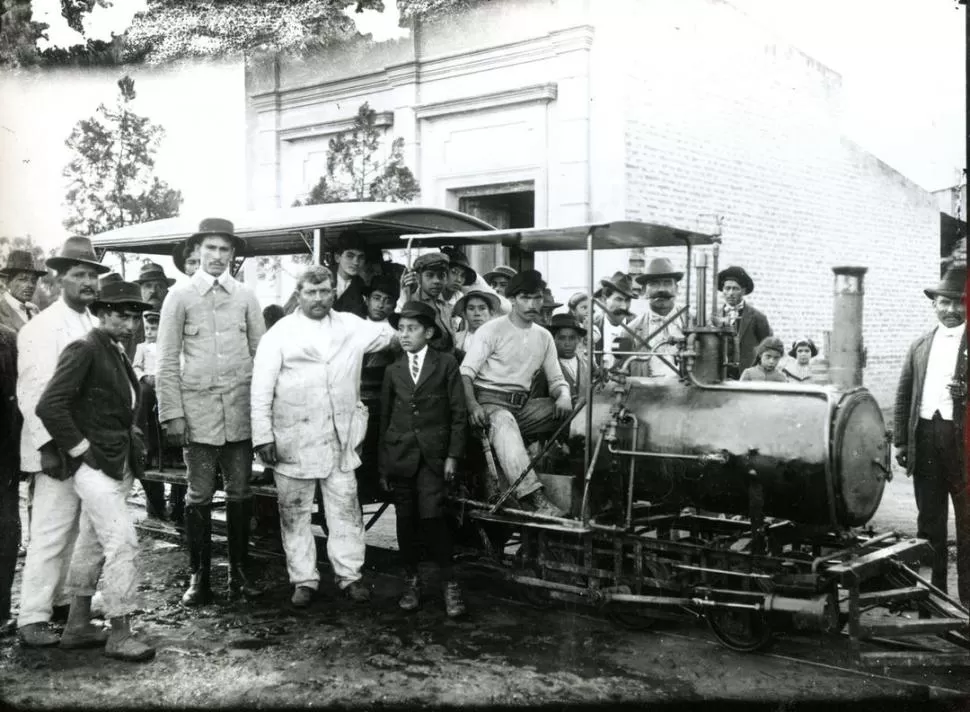 LA MINI-LOCOMOTORA TERMINADA. Foto obtenida en Monteros en los años 1910, al habilitarse la pequeña máquina. 