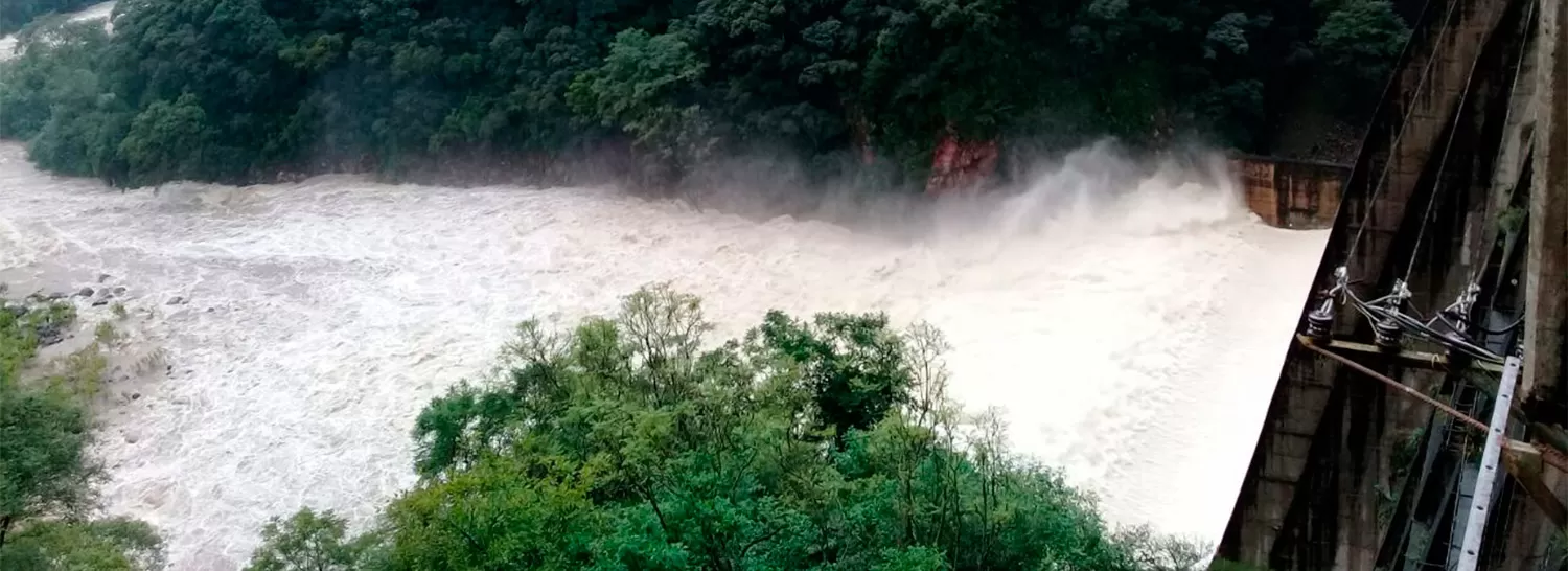 ESCABA. El dique está erogando unos 400 milímetros de agua por segundo. 