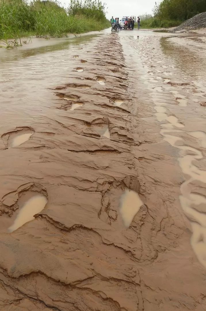 HUELLAS. Lodo y barro cubren un camino vecinal en el sur de la provincia. LA GACETA / FOTO DE OSVALDO RIPOLL