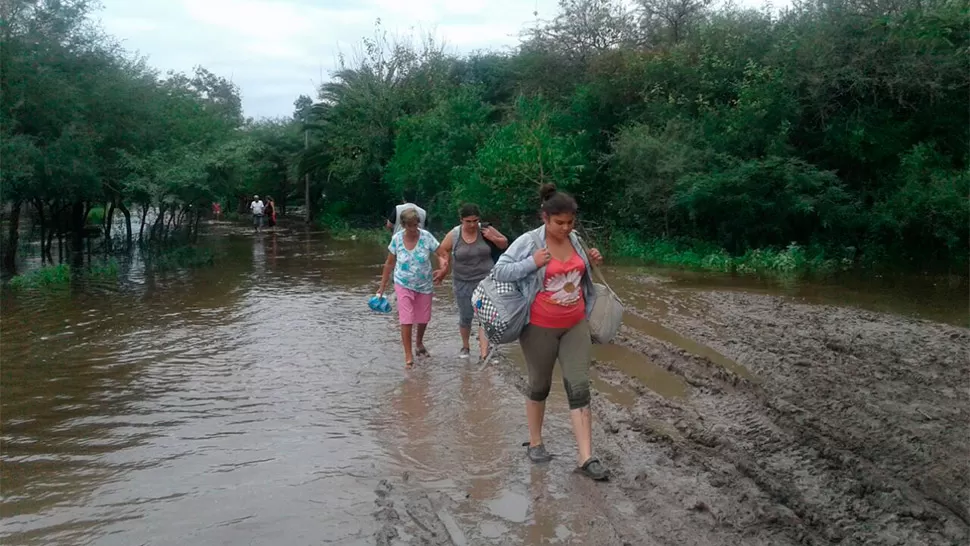 ENTRE EL BARRO Y EL AGUA. Pobladores de La Madrid intentan salvar sus pertenencias. LA GACETA / FOTO DE RODOLFO CASEN VÍA MÓVIL