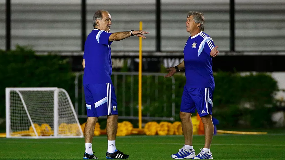 Alejandro Sabella y Julián Camino jugaron juntos en Estudiantes e integraron el cuerpo técnico de la Selección nacional.
FOTO DE ARCHIVO