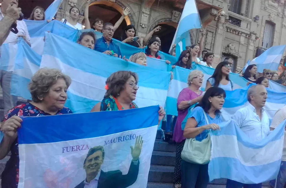 Hubo un fuerte respaldo al gobierno de Macri en la plaza Independencia