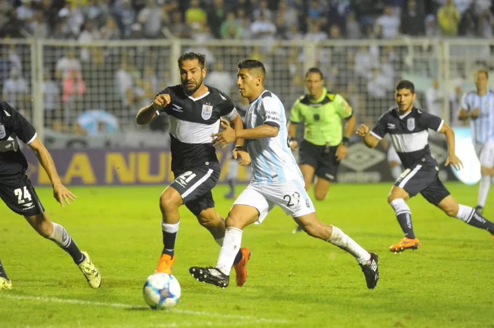 DESAPARECIDO. Aliendro no entró en sintonía con el partido, como le sucedió a varios de sus compañeros, y Atlético como equipo lo sintió. El volante intercambió varias posiciones en el medio, sin suerte. la gaceta / foto de héctor peralta