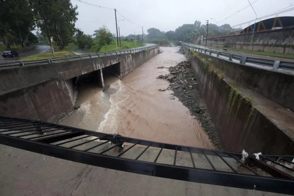 FACTOR DE MIEDO, FACTOR DE UNIDAD. Los posibles desbordes del canal inquietan a los vecinos talitenses. LA GACETA / FOTO DE DIEGO ARÁOZ