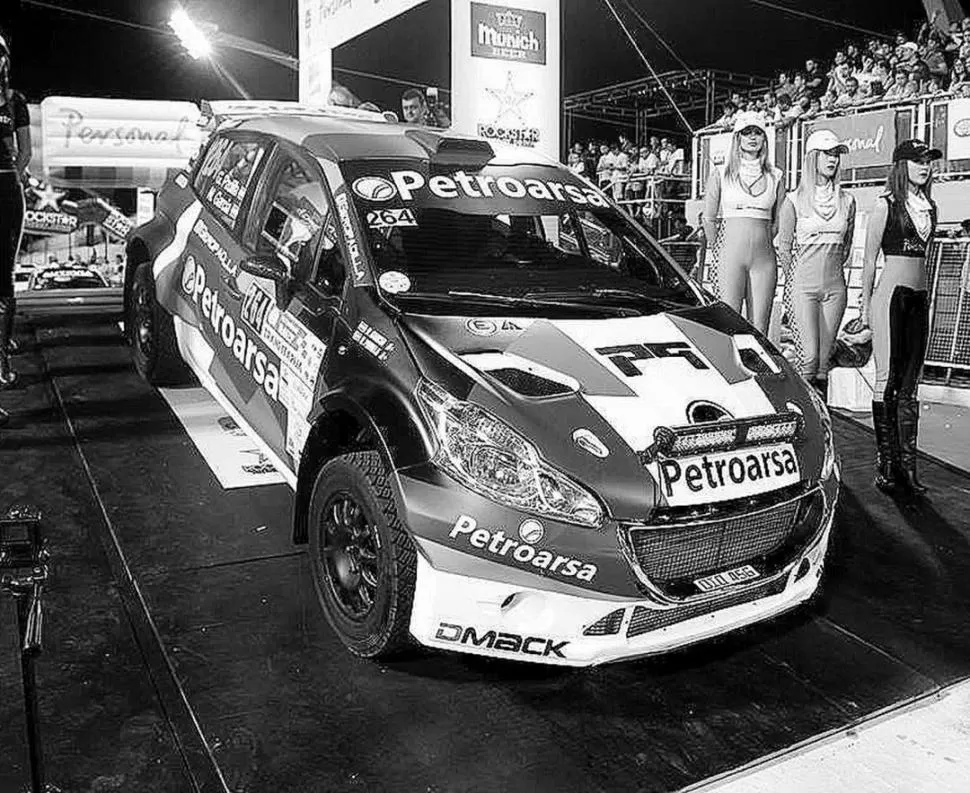 LA MÁQUINA. El Peugeot 208 de Gerónimo Padilla, en la largada del rally con el que se abre la temporada del Codasur. FOTO CODASUR-FIA