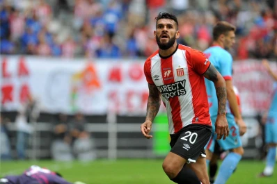 Estudiantes venció a Arsenal y sigue dando pelea