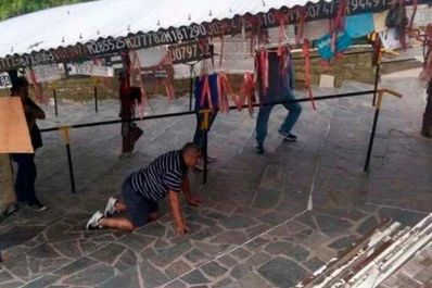 El Chiqui Tapia visitó La difunta Correa y ofrendó la camiseta argentina