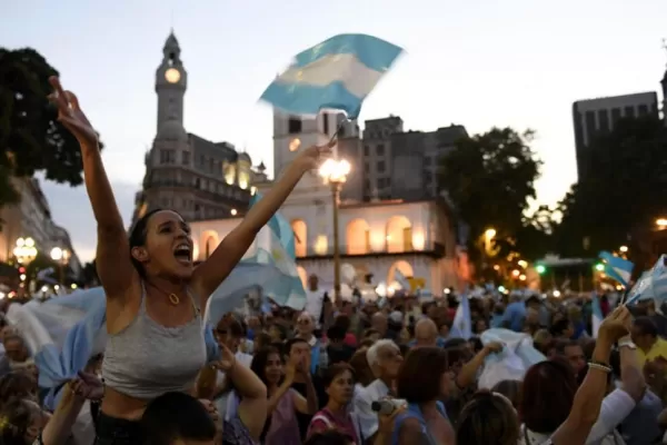 Una masiva marcha en favor del Gobierno