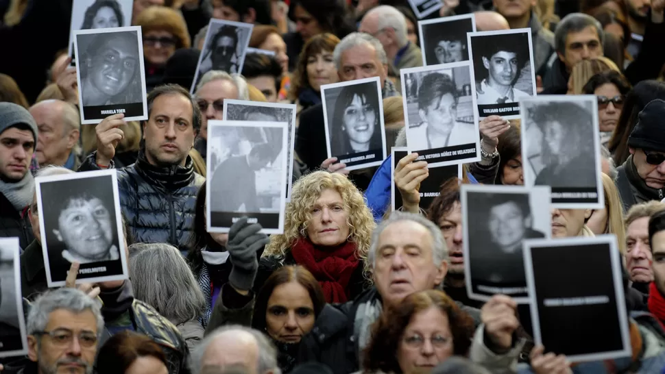 MARCHA DE LOS FAMILIARES DE LAS VÍCTIMAS DEL ATENTADO. FOTO DE DYN.