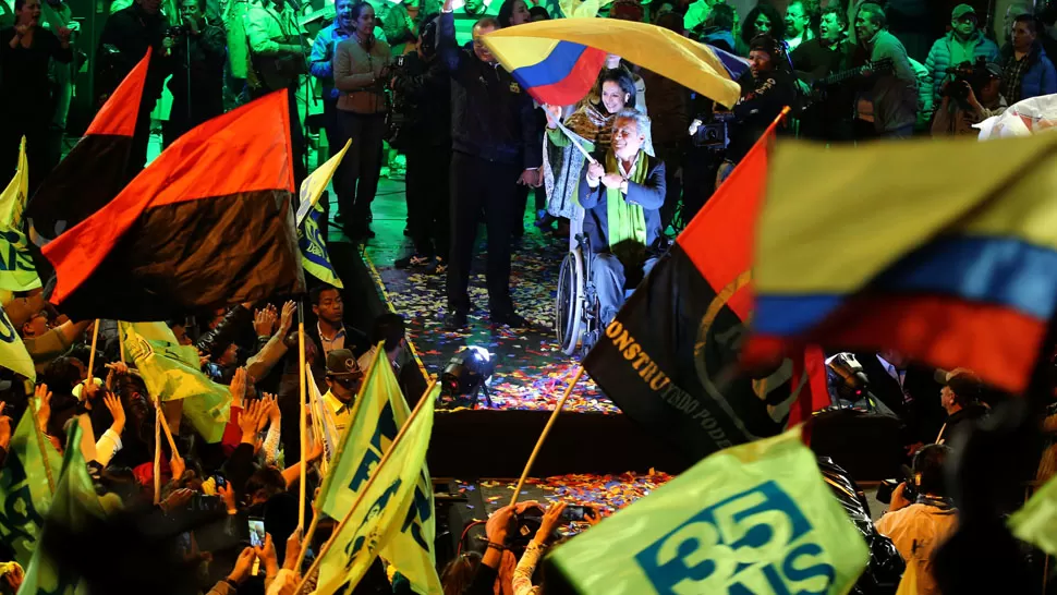 FESTEJOS. Lenín y sus seguidores celebran la victoria. REUTERS