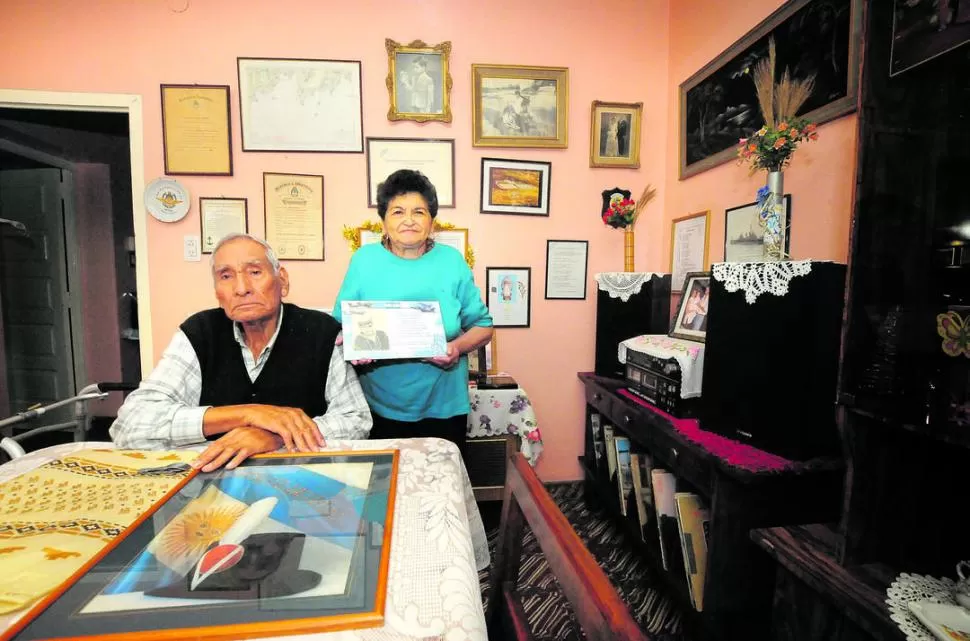 TRES ESCENAS. Arriba: papá Juan Bautista y mamá Martina, rodeados de recuerdos. Abajo: la foto, siempre con la flor, y la tumba simbólica en Río Seco.  l gaceta / fotos de osvaldo ripoll