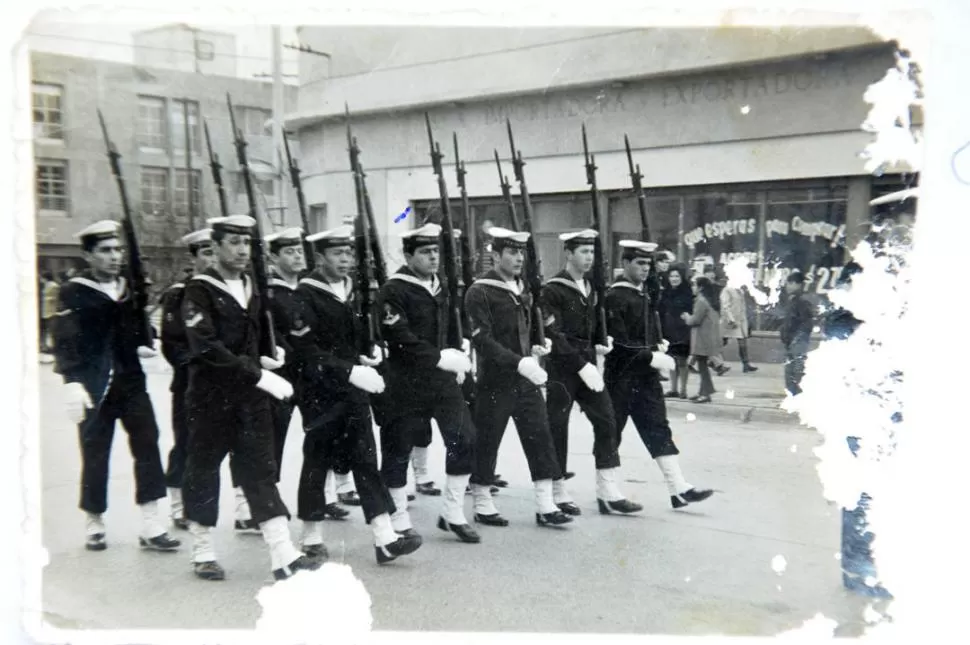 DESFILE. Barrionuevo participaba en todos los actos de la Armada. “Tenía una gran vocación”, contó su hija. la gaceta / foto de josé nuno 