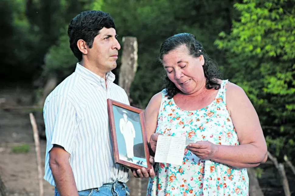 DESENTRAÑANDO LA HISTORIA EN TALA POZO. Arriba: los hermanos del corazón, Luis e Isabel Pedraza. Abajo: los recuerdos y la placa en el cementerio. la gaceta / fotos de adrián lugones