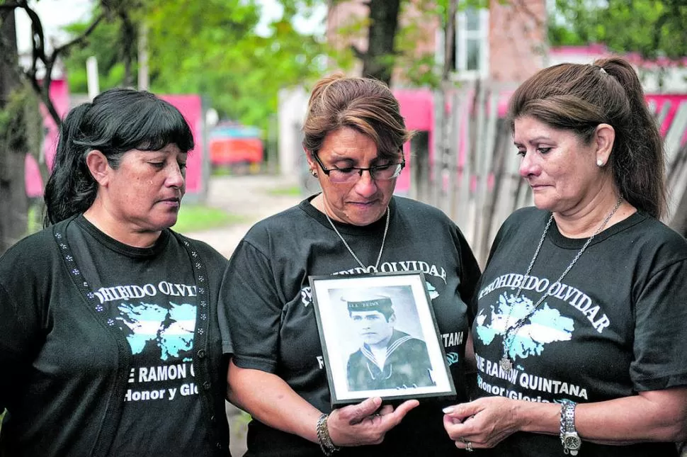 PROHIBIDO OLVIDAR. Los familiares de Roque Ramón llevan las remeras a todos los actos alusivos a Malvinas. Aquí sus hermanas, Mari, Moni y Rita.