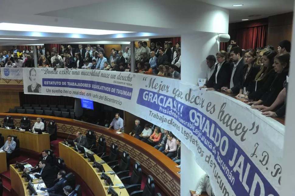 DÍA DE FESTEJO. Los empleados legislativos celebraron en la sesión de febrero pasado la sanción de su estatuto. De todas formas, el texto no prevé paritarias. LA GACETA / FOTO DE ANTONIO FERRONI (ARCHIVO)