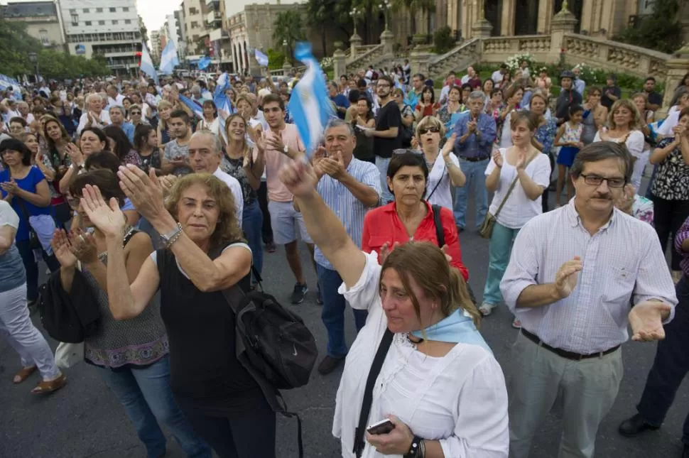 FRENTE A LA CASA DE GOBIERNO. Con banderas y cánticos, manifestantes se expresaron a favor de Cambiemos. LA GACETA / FOTO DE DIEGO ARÁOZ