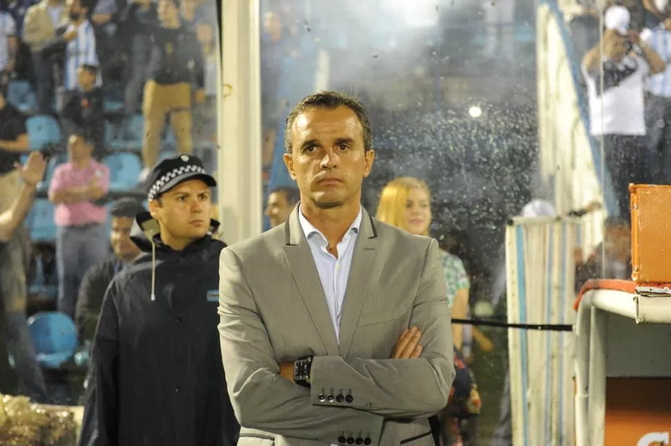 DEMASIADO INTENSO. Lavallén no respiró un segundo durante el partido con Gimnasia que significó su primera derrota como DT de Atlético en el torneo de Primera. Los cambios que propuso tampoco ayudaron. LA GACETA / FOTO DE HÉCTOR PERALTA