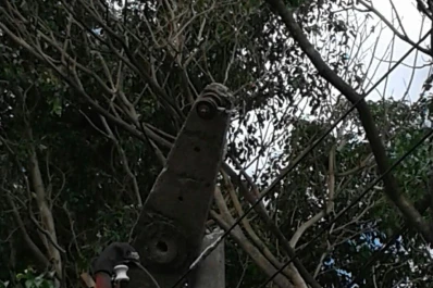 Un poste de cemento destruido pone en peligro a vecinos de un barrio bandeño