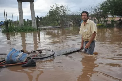 El video de La Madrid desde adentro: el agua arrasó con todo y las calles se volvieron ríos