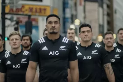 Japón será sede del Mundial de Rugby y lo promociona con los All Blacks tackleando gente