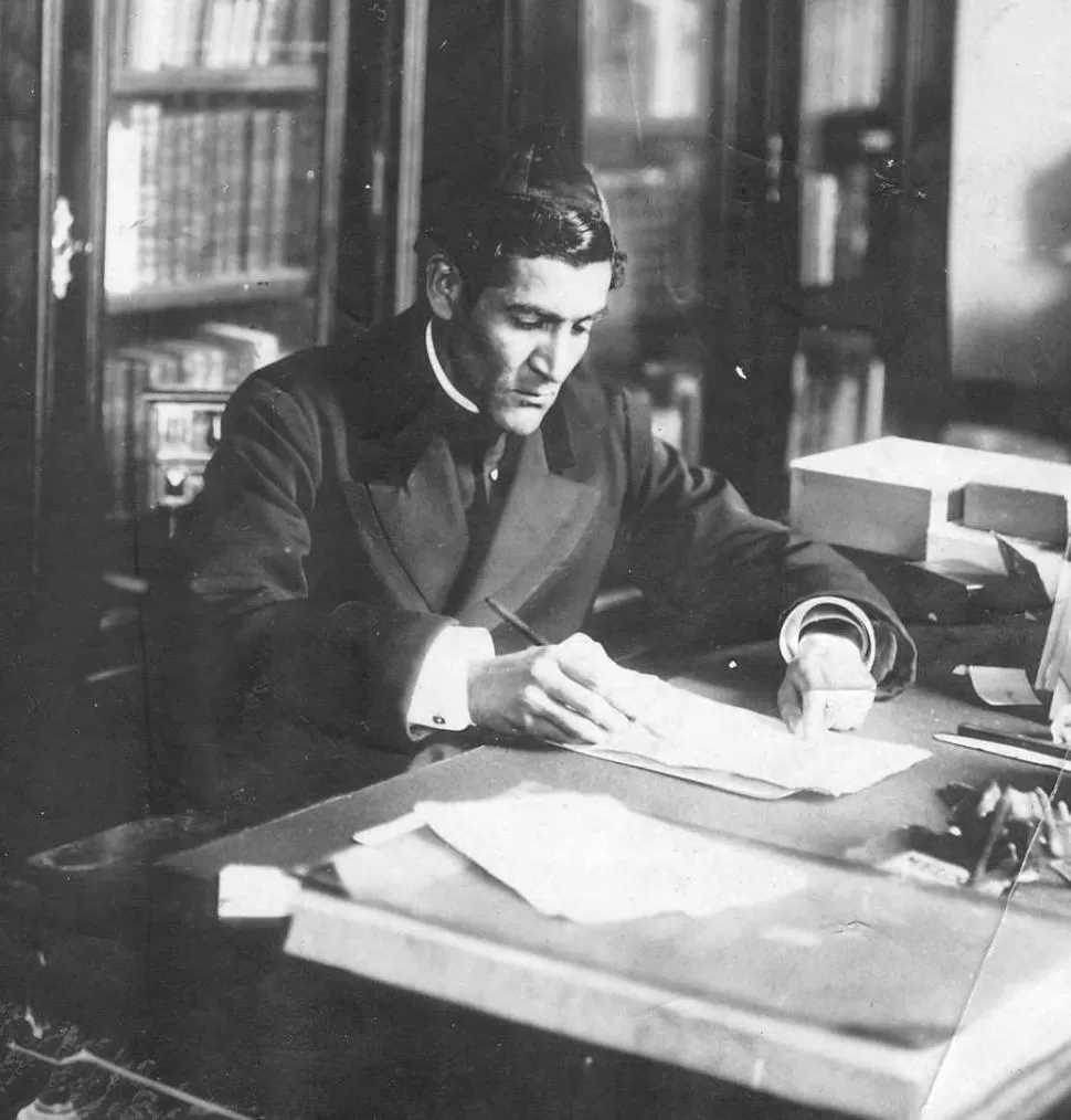 JOAQUÍN TULA. El distinguido sacerdote, en su escritorio de párroco de La Merced 