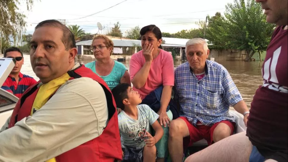 DOLOR. María Angélica (de anteojos), Mary Brandán (llorando) con su hijo y Enrique Brandán (a la derecha) durante su rescate en La Madrid.  