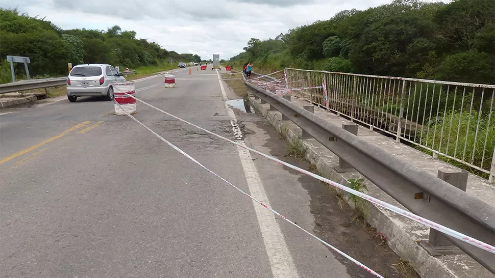 MEDIA CALZADA. Está limitado el tránsito sobre la ruta 38 en Juan Baustista Alberdi, en el cruce del río Marapa. LA GACETA / FOTO DE OSVALDO RIPOLL